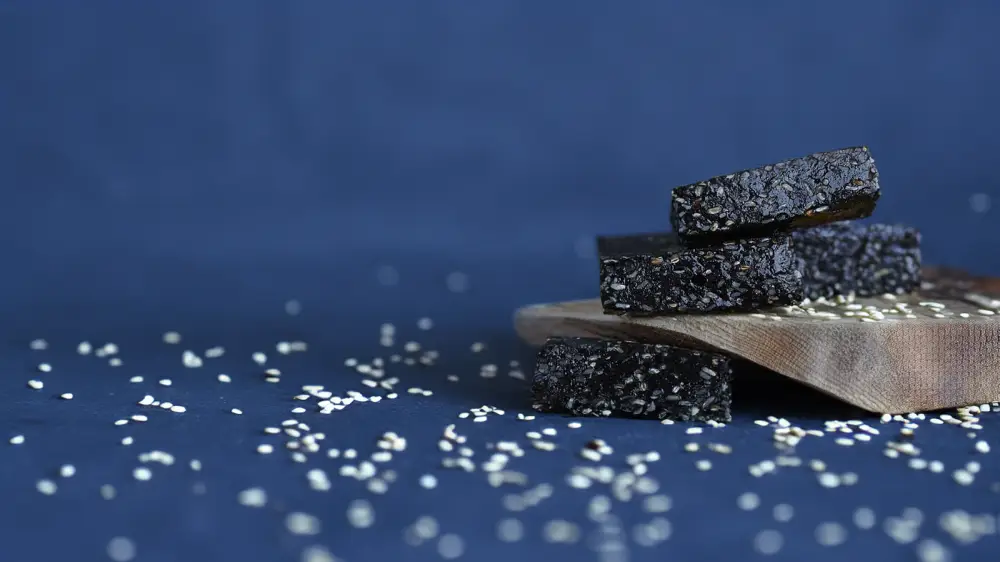 xin xing taoyuan black sesame candy08
